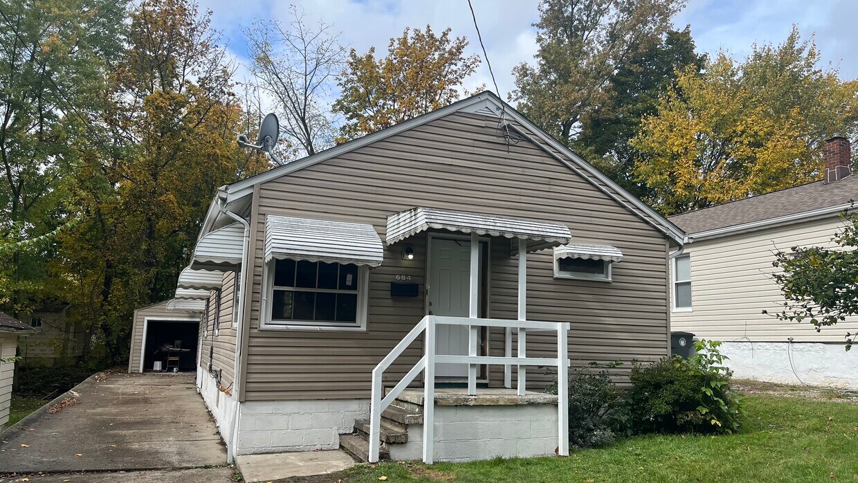 Primary Photo - 684 Roscoe Ave