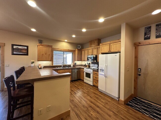 Foto del edificio - 2737 NW Skyliners Rd