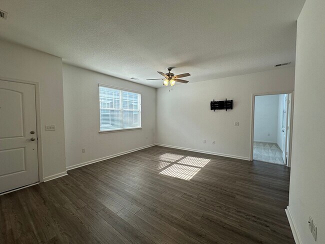 Foto del edificio - 5041 Hawkins Ml Wy