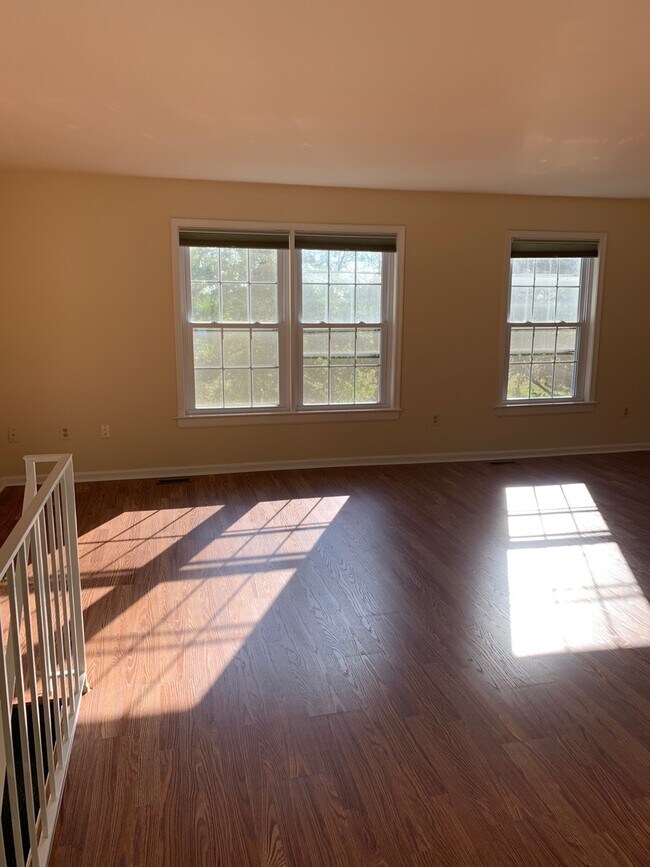 Building Photo - Spacious 2 BR/1.5 BA Multi Level Condo in ...