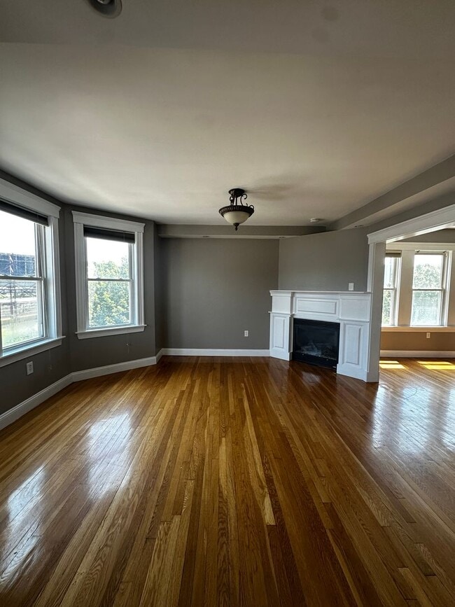 Foto del edificio - Spacious 3 Bed 2 Bath Apartment With Garage Parking!