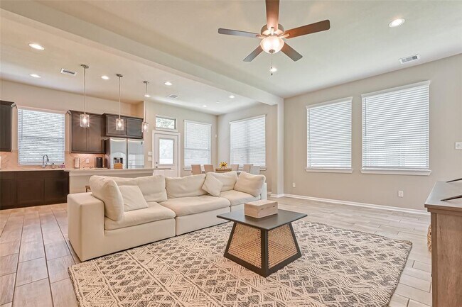 Foto del edificio - 228 N Spotted Fern Dr