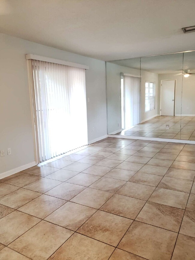 Building Photo - "Charming 3-Bed Oasis with 1.5 Baths in Fo...