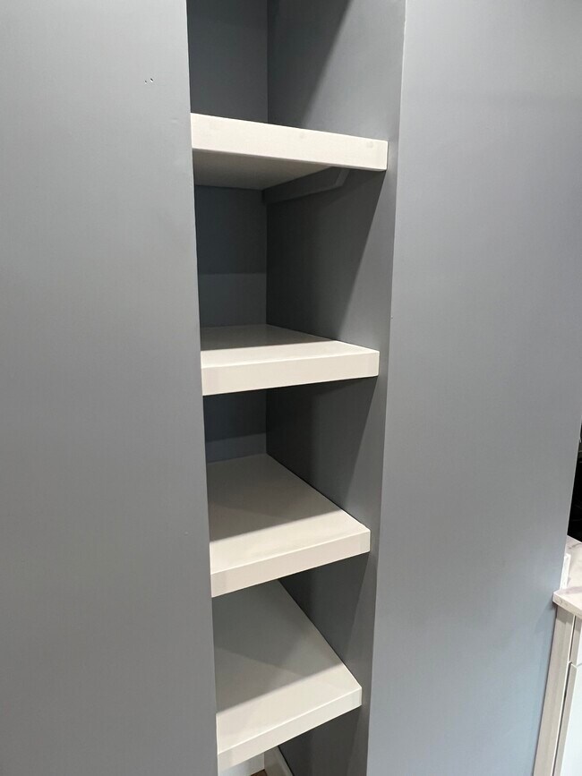 Cocina con zona de comedor, encimeras de granito y electrodomésticos de acero inoxidable. - 111 Falcon St