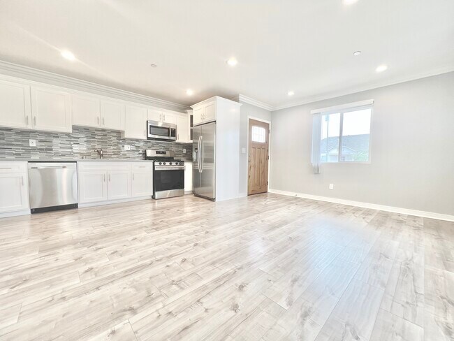 Building Photo - 4461 Rosewood Ave