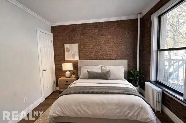 Building Photo - 410 E 13th St