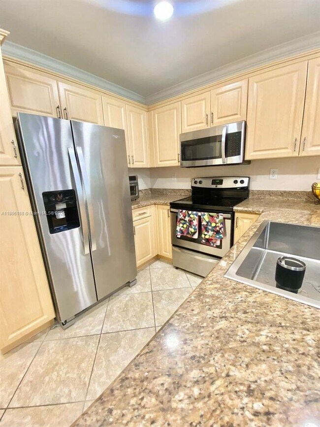 Foto del edificio - 4935 SW 66th Terrace