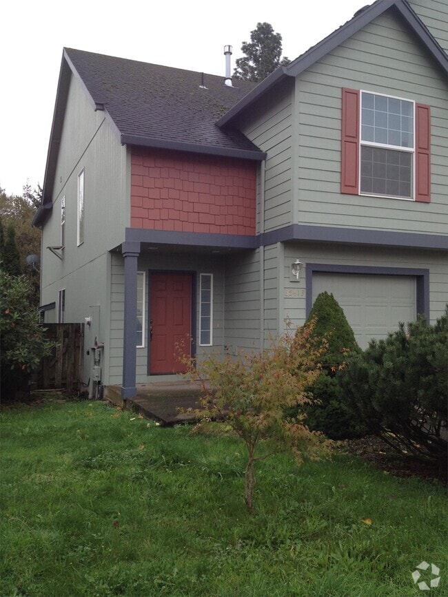 Building Photo - 35413 Oakwood Dr