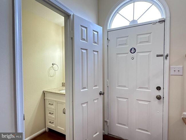 Building Photo - 6715 Cub Run Ct