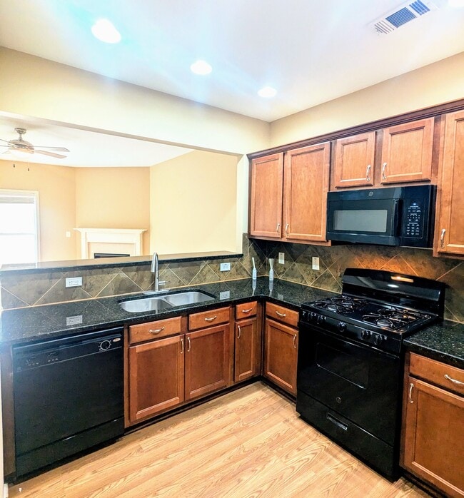 Building Photo - 300 Knelston Oak Dr NE