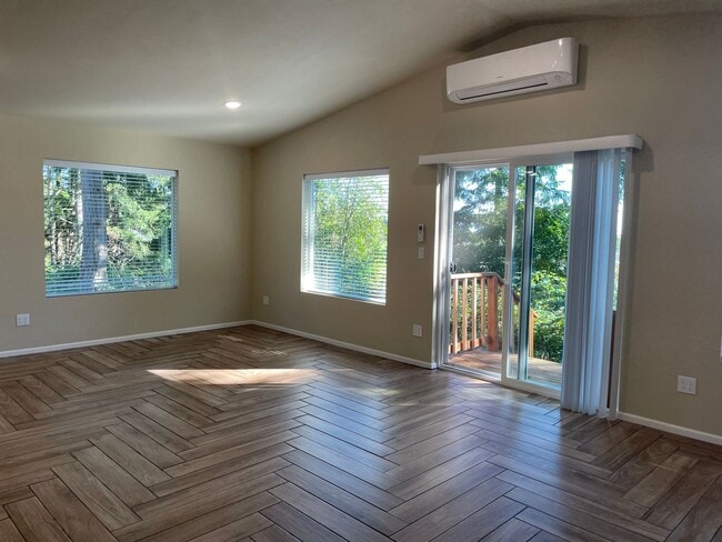 Foto del edificio - Newer Double Bluff Home In The Woods!