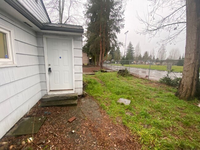 Foto del edificio - ***JUST REDUCED!!!*** 1 Bed Room With offi...