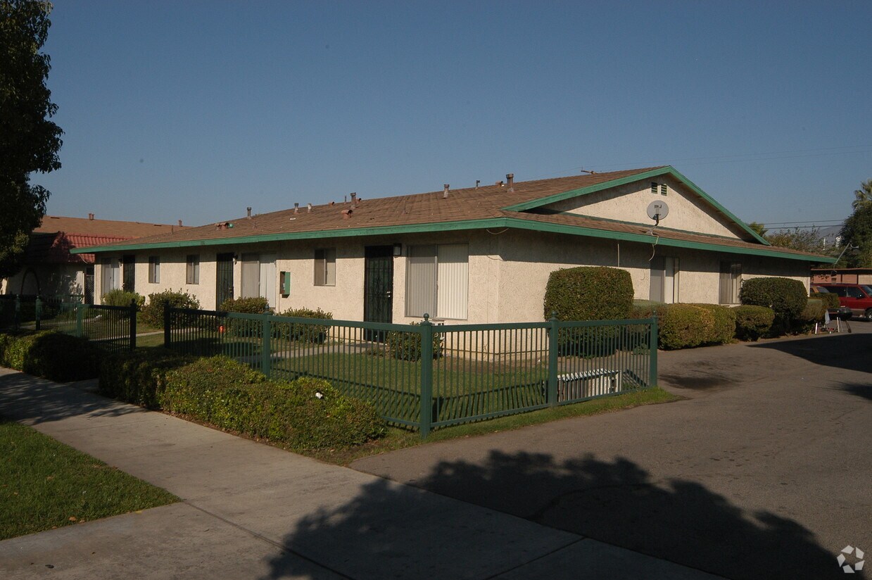 Primary Photo - 1356 W Stoneridge Ct