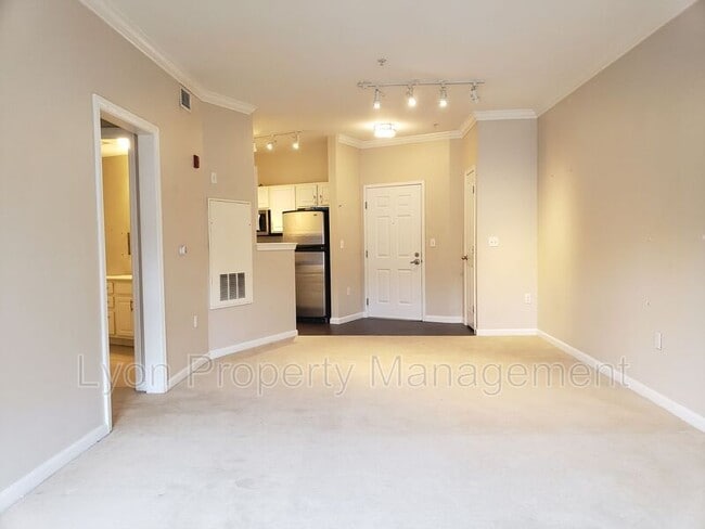 Building Photo - 903 Providence Pl