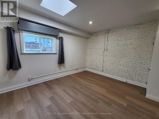 Building Photo - 998 Bloor St W