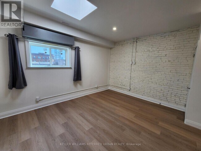 Photo du bâtiment - 998 Bloor St W