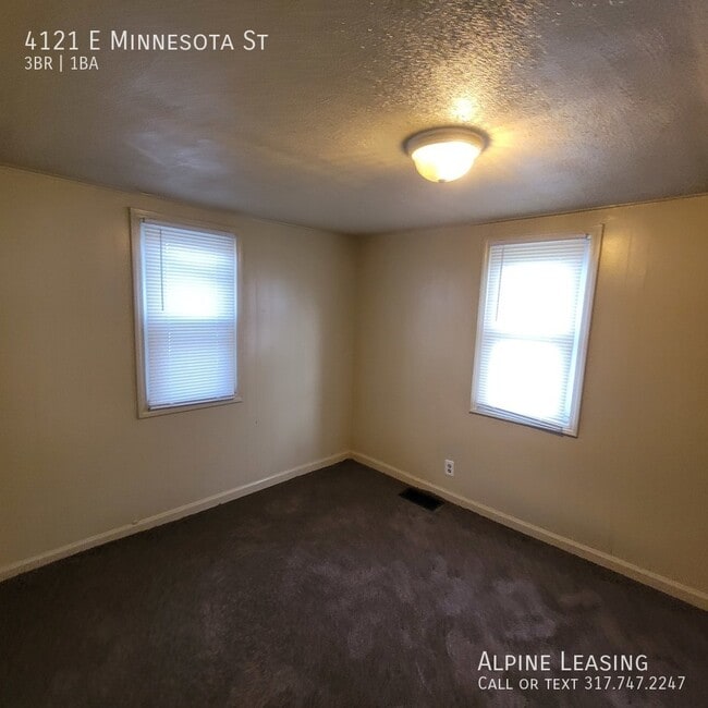 Building Photo - 3BR Southeast House w/2-Car Garage!