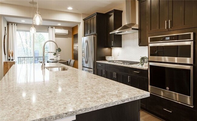 Foto del edificio - Modern New Fully Air Conditioned 3 bedroom...