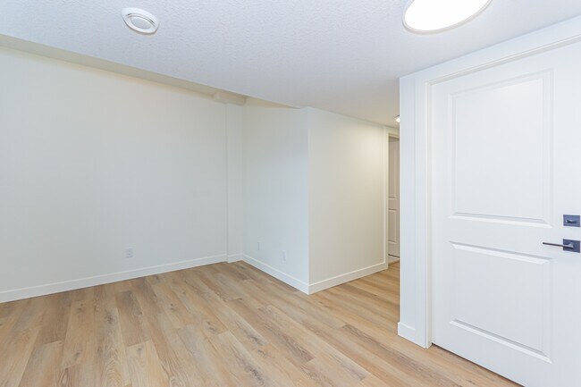 Building Photo - 14914-14109 109 Ave