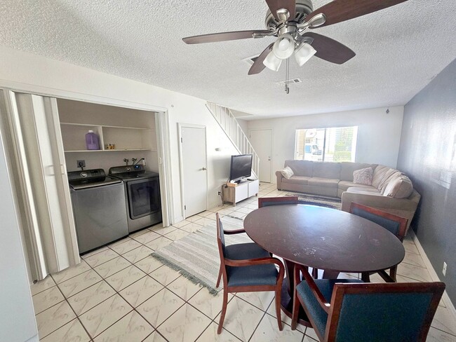 Building Photo - 2 bed/ 1.5 bath Townhouse with private garage