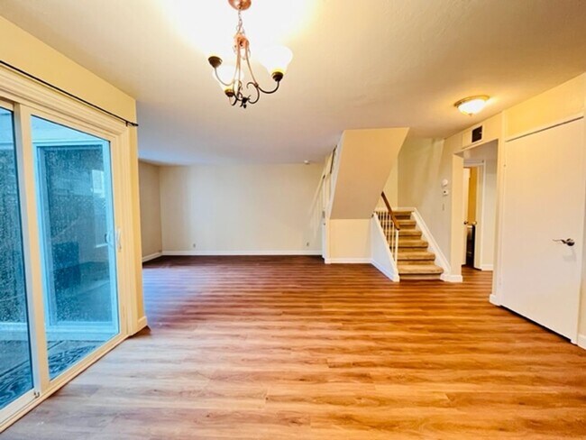 Foto del edificio - Light and Airy, 3BD/2.5BA, Two-Story Townh...
