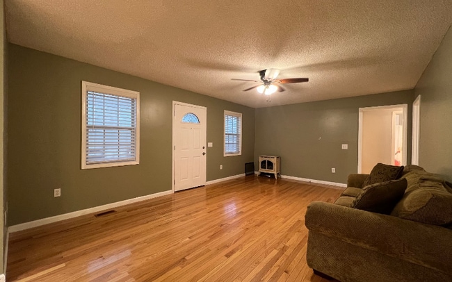 Building Photo - 413 Lake Forest Dr