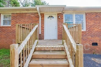 Building Photo - 105 Foster Cir