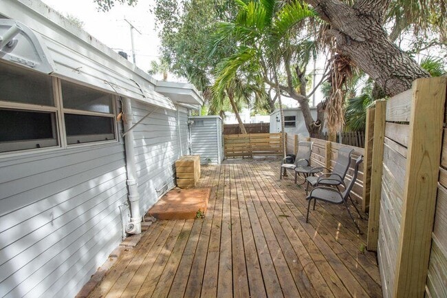 Building Photo - 808 N Palmway