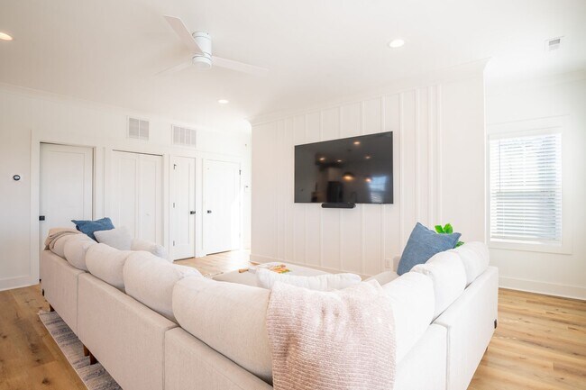 Foto del edificio - WALK TO THE BEACH OFF-SEASON RENTAL