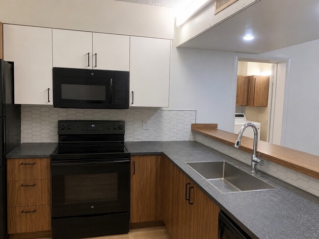 Building Photo - 1705 Whitehall Dr