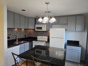 Building Photo - 82075 Country Club Dr