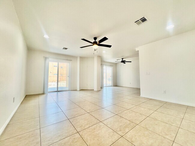 Foto del edificio - AVAILABLE NOW !! 3 Bedroom 2.5 Bathroom Duplex in Desert Hot Springs!