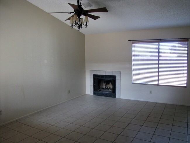 Building Photo - 2BR/2BA/1037 sq.ft. townhome in Sierra Vis...