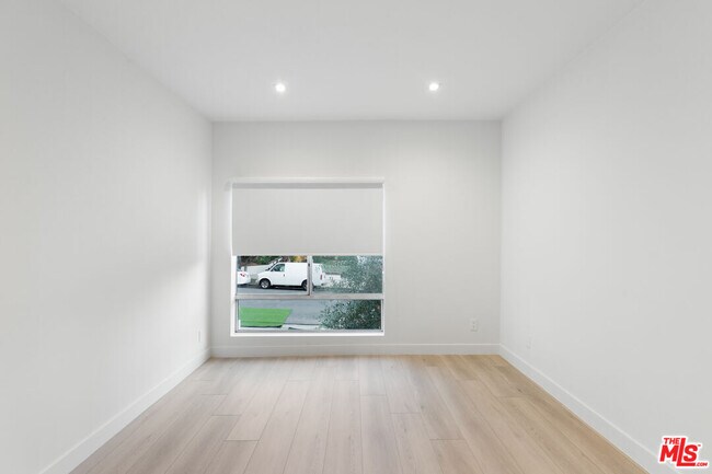 Foto del edificio - 10630 Wilkins Ave