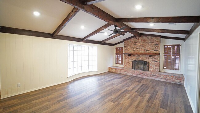 Foto del edificio - FOR LEASE! 5 Bedroom, 3 Bathrooms, 2 Acre Brick Home in Springtown!