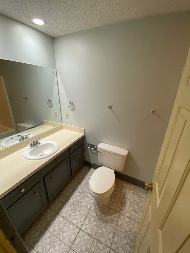 Building Photo - 2306 River Oaks Blvd