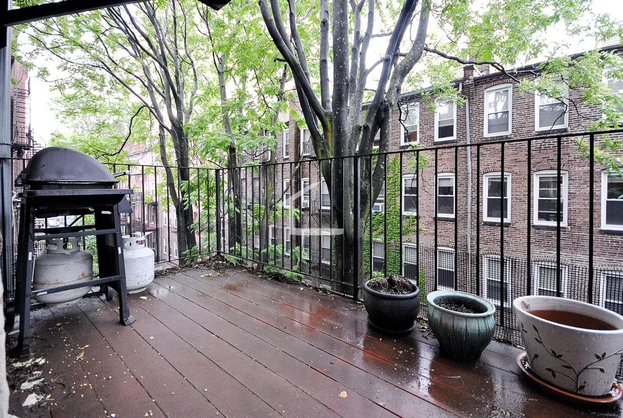 2 Bed 1 Bath Brownstone (close to I90 - 2 mi) - 2 Bed 1 Bath Brownstone (close to I90 - 2 mi)