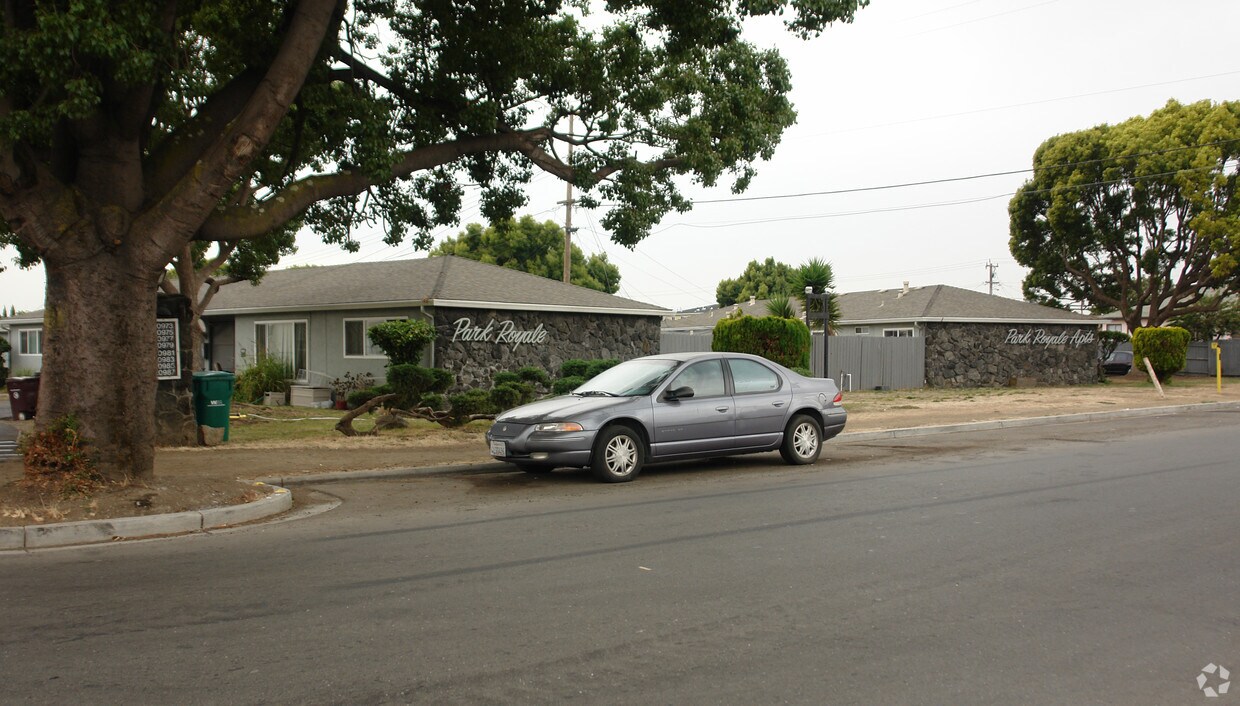 Primary Photo - 20962-20986 Royal Ave
