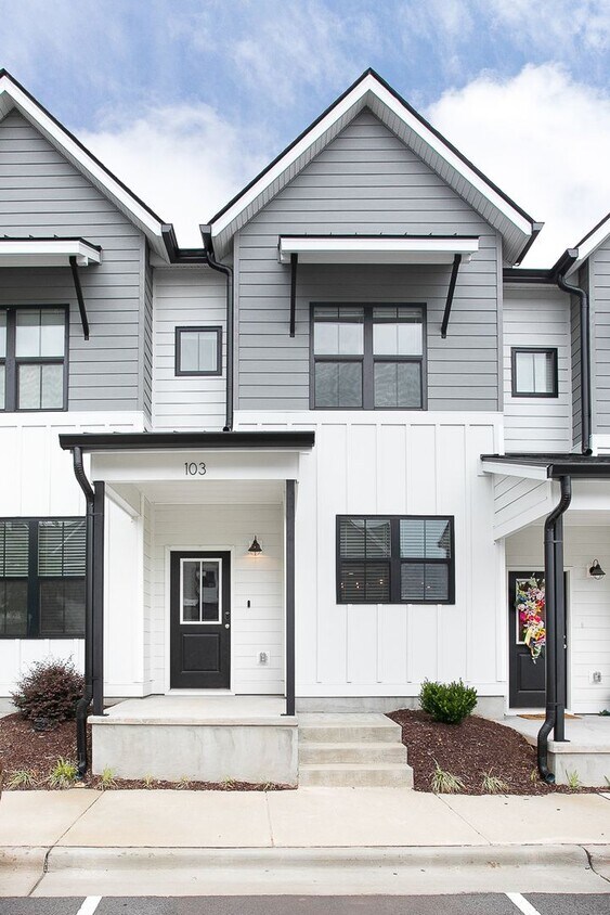 Foto principal - Available 7/10/25 - Lovely 3-Story Townhom...