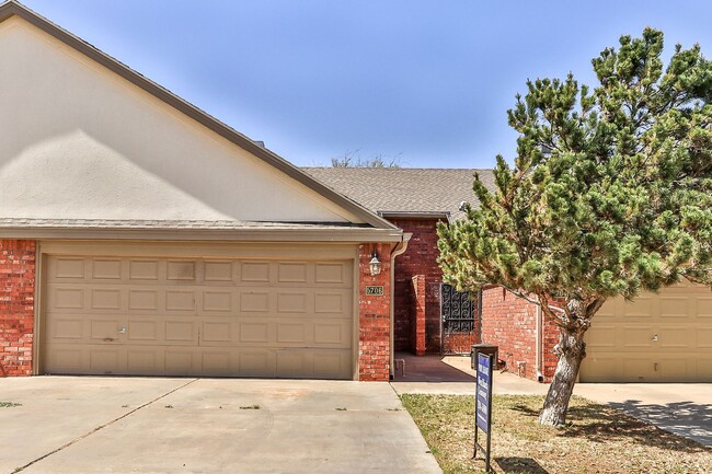 Foto del edificio - Gorgeous Town-Home In Convenient Location!