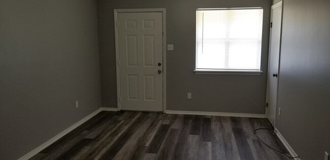 Building Photo - 2 BD, 1 BA, duplex in Cabot