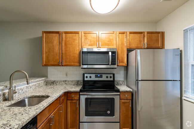 2BR, 2BA - 950SF - Kitchen - The Pointe at Canton