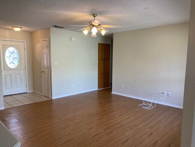 Foto del edificio - 3 Bed 2 Bath - close to city trail