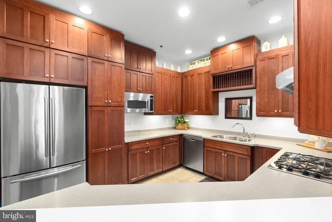 Building Photo - 830 Belmont Bay Dr