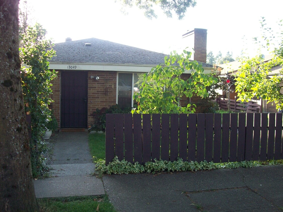 Foto principal - 13049 35th Ave NE