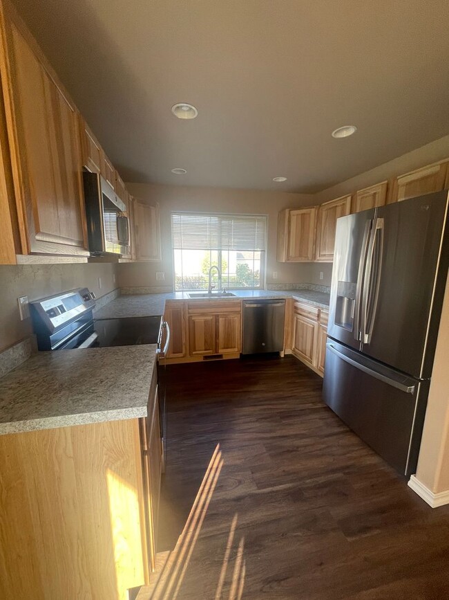 Building Photo - Freshly Remodeled 3 bed 2 Bath Townhome