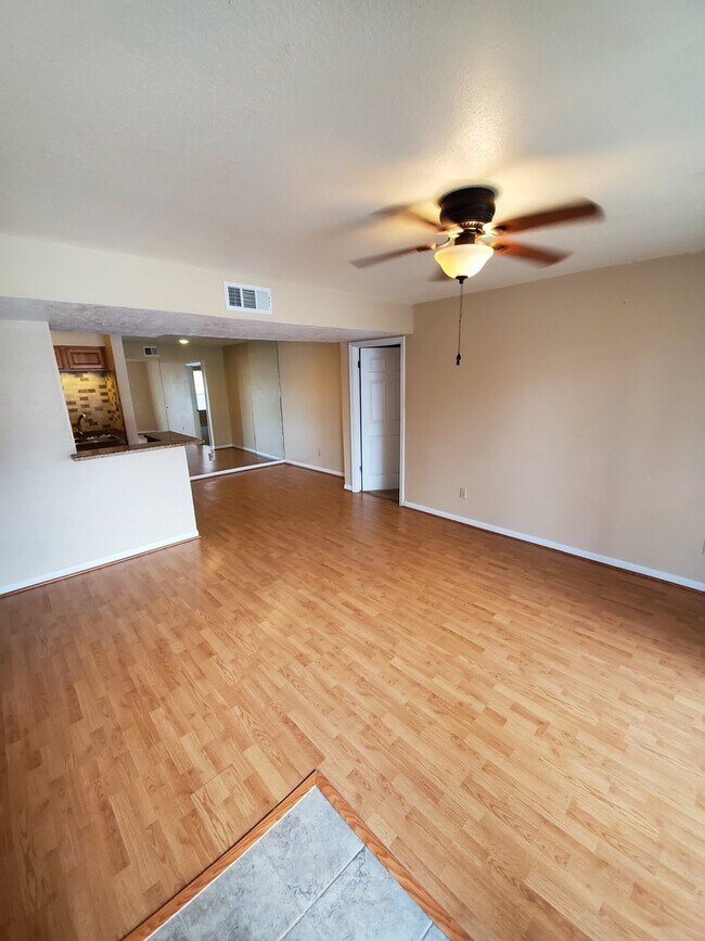 Building Photo - College Station - 2 bedroom /2 bath / down...