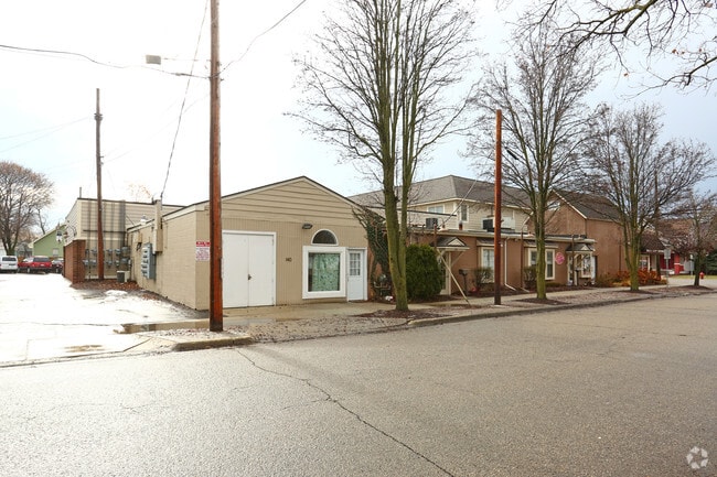 Building Photo - 696 N Mill St