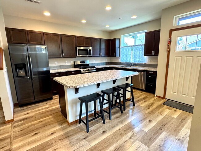 Foto del edificio - Modern and Stylish 3-Bedroom Manette Home