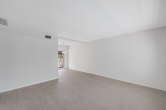 Building Photo - 609 NE 13th Ave